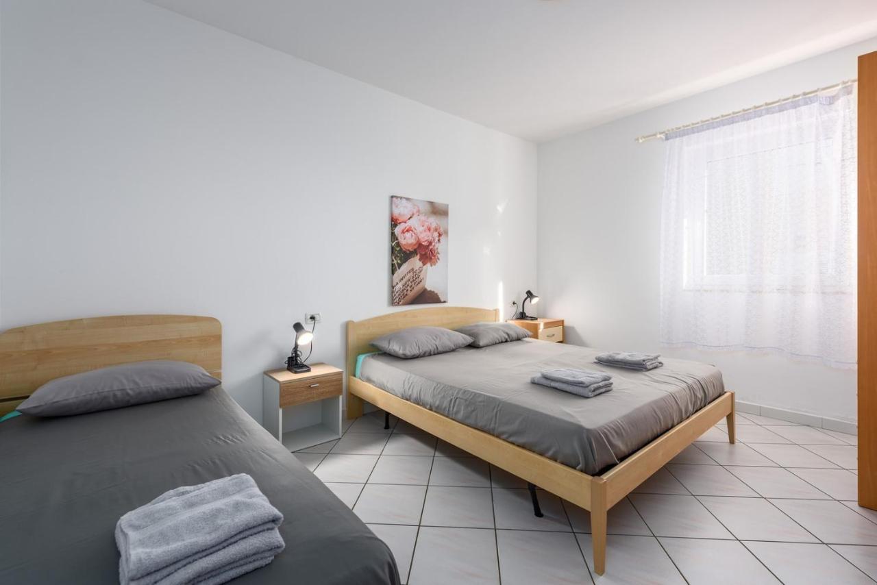 Lovrečica Lucrezia House With Apartments מראה חיצוני תמונה