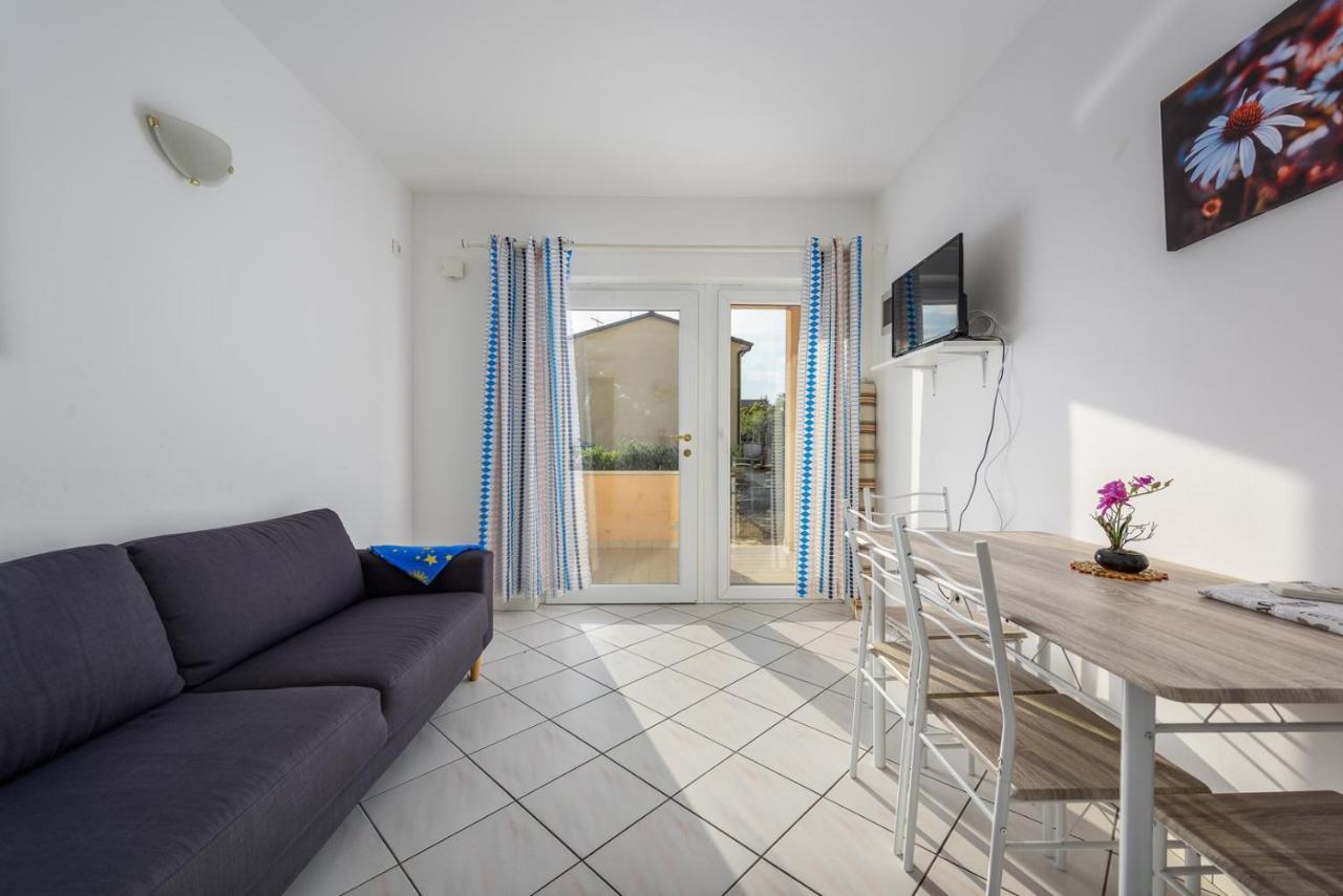 Lovrečica Lucrezia House With Apartments מראה חיצוני תמונה
