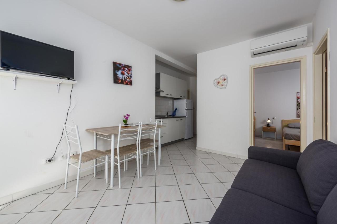 Lovrečica Lucrezia House With Apartments מראה חיצוני תמונה