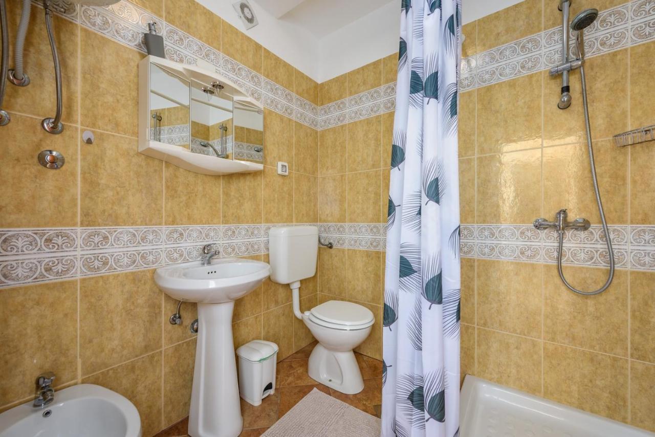 Lovrečica Lucrezia House With Apartments מראה חיצוני תמונה