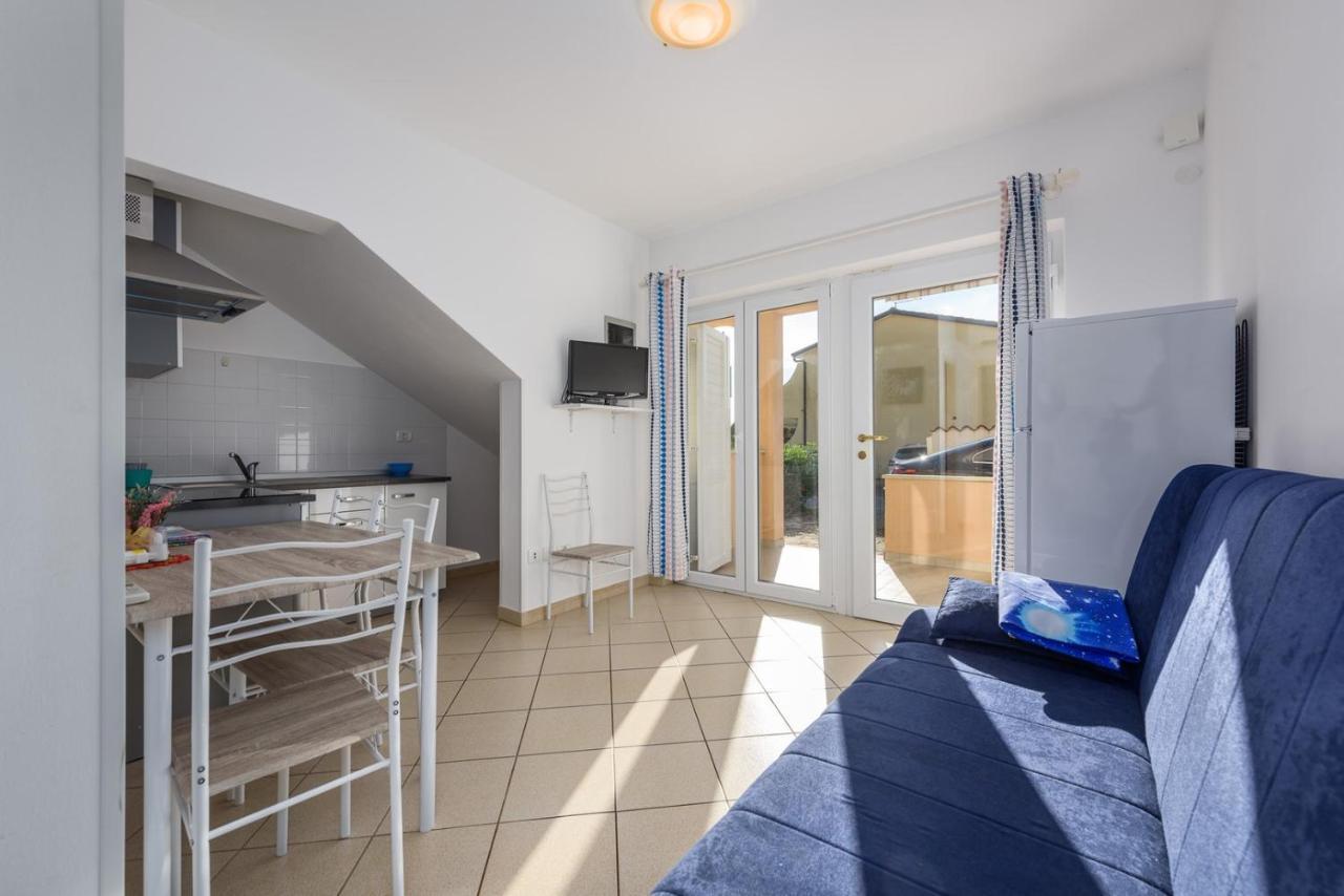 Lovrečica Lucrezia House With Apartments מראה חיצוני תמונה