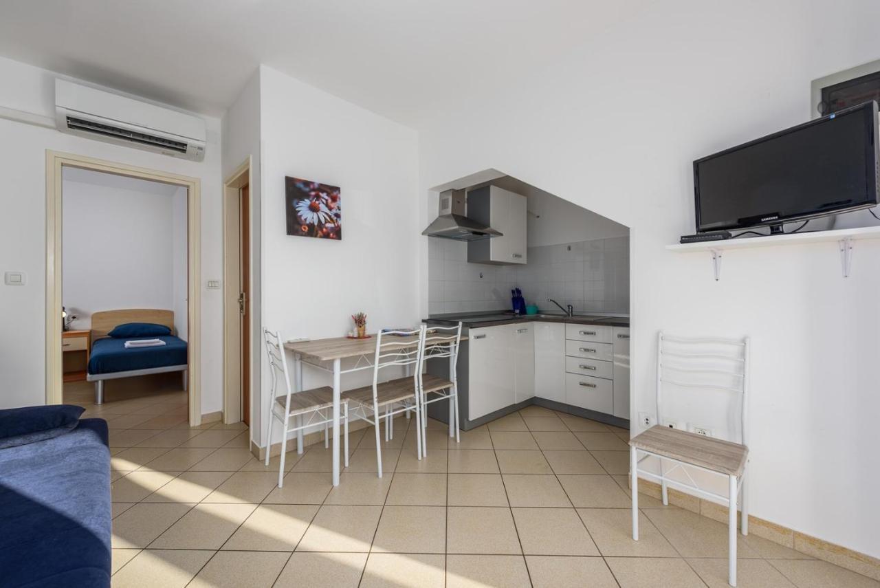 Lovrečica Lucrezia House With Apartments מראה חיצוני תמונה